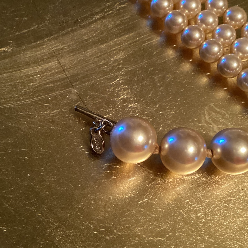 Elegant Off White Pearl Necklace and Bracelet Set - Picture 2 of 4